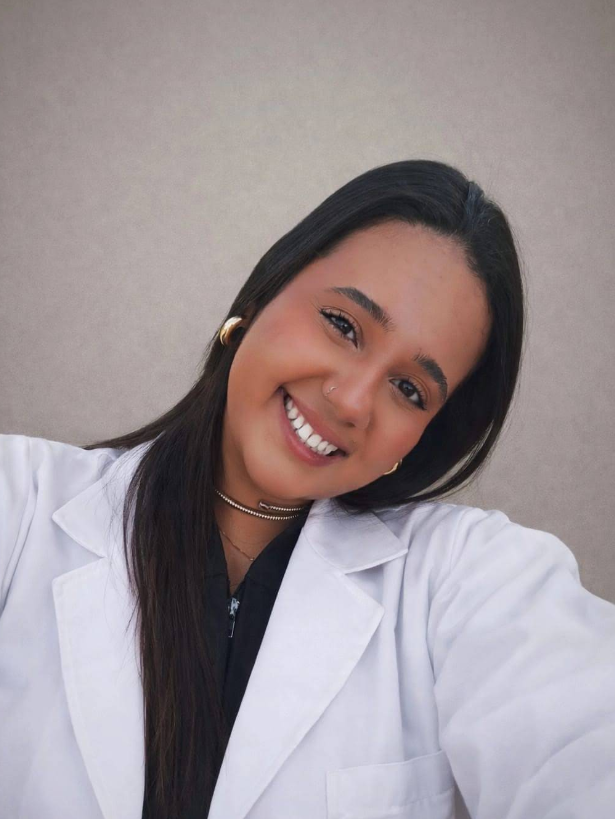 Dra. Isabella Evangelista usando jaleco branco